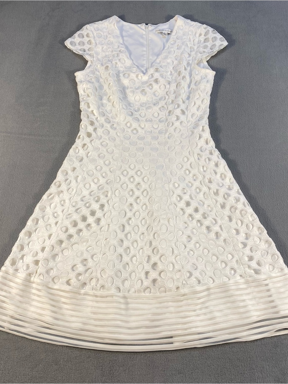 Sandra Darren women’s White Crochet Lace V-Neck Fit & Flare Dress, lined, size 6